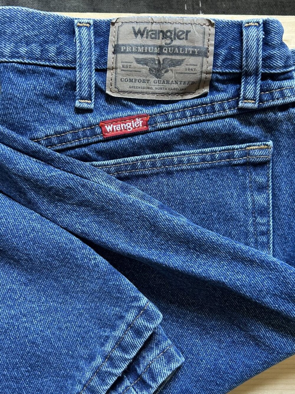 Like New Men's Wrangler Jeans 38W 30L Relaxed Fit Dark Blue